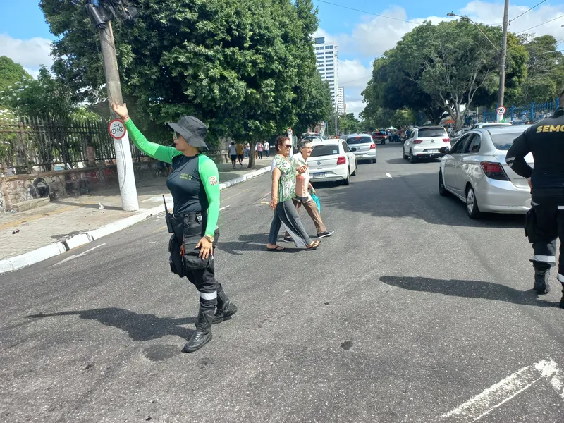 Agentes da Semob,  na esquina da Caripunas com a José Bonifácio orientando condutores e pedestres na travessia segura.
