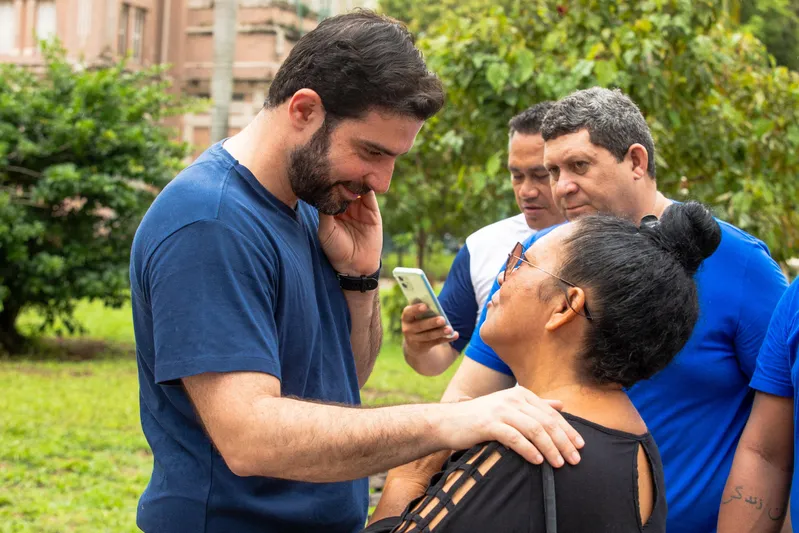 O prefeito Igor Normando conversou com a população e ressaltou a importância do apoio de todos na limpeza e organização da cidade.