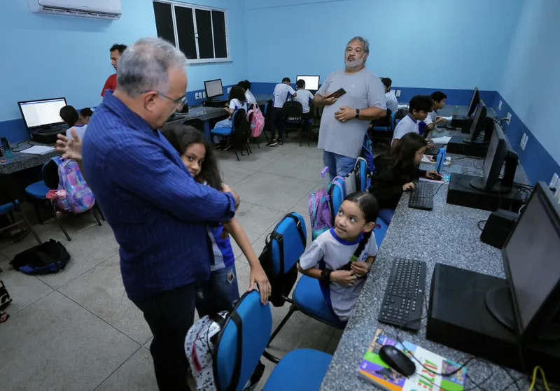 O prefeito Edmilson Rodrigues visitou os estudantes no Laboratório de informática. 