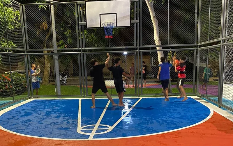 Jovens jogam basquete na quadra da praça Edimar Araújo, no Satélite. 