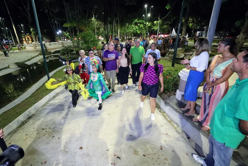 Prefeito fez um mini tour pela praça. <div class='credito_fotos'>Foto: DINEI SOUZA / AG.BELÉM   |   <a href='/midias/2025/originais/0b5ceaf8-7cc3-4293-8f06-62df6c166f45.jpg' download><i class='fa-solid fa-download'></i> Download</a></div>