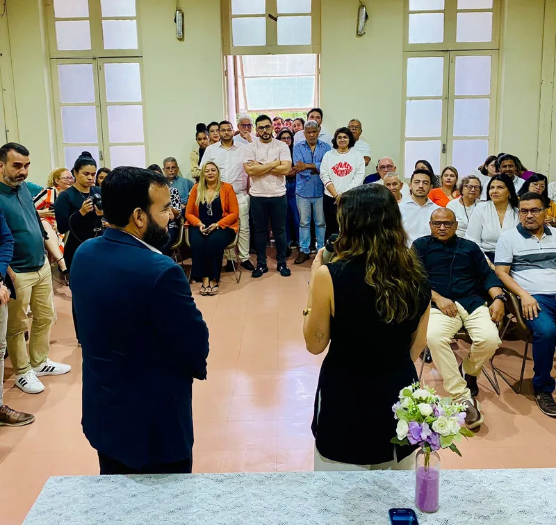 Mariel Dacier Lobato Martin de Mello, diretora -presidente, e o vice, João Clóvis de Oliveira se dirigem pela primeira vez, após a posse, aos servidores da Codem.