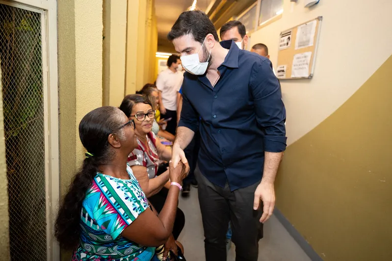 Presente, o prefeito Igor Normando acompanhou o atendimento à população e cumprimentou os pacientes.