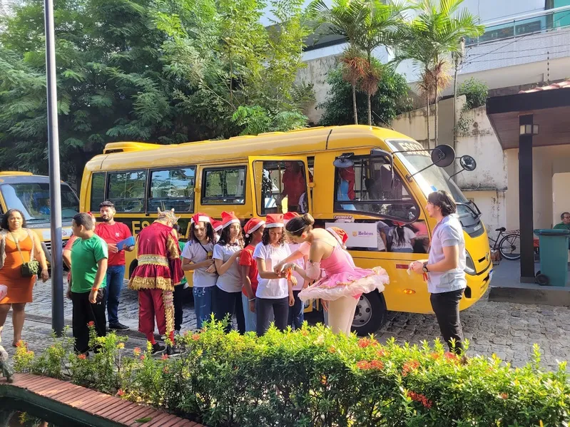 Os estudantes foram bem acolhidos desde a hora da chegada até a partida da praça <div class='credito_fotos'>Foto: Paulo Roberto Ferreira - Ascom Semec | <a href='/midias/2025/originais/0e366c9e-a1fc-4b40-b22b-4b358553f3bf.jpg' download><i class='fa-solid fa-download'></i> Download</a></div>