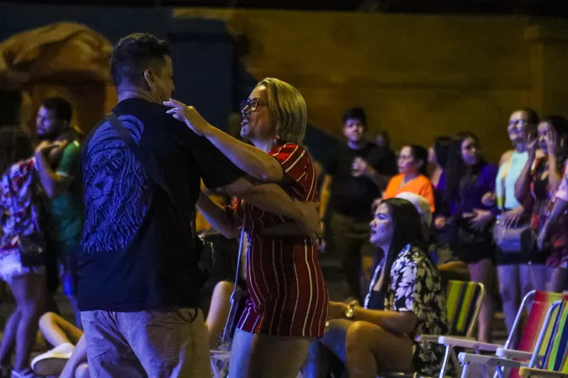 O público não resistiu e alguns arranjaram par e caíram no brega.