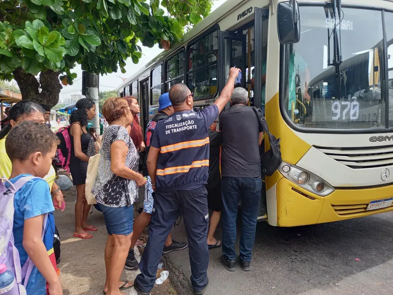 Para o cumprimento da ordem de serviço, a Semob vai intensificar a fiscalização, além de orientar e organizar as filas e garantir o embarque seguro dos passageiros.
