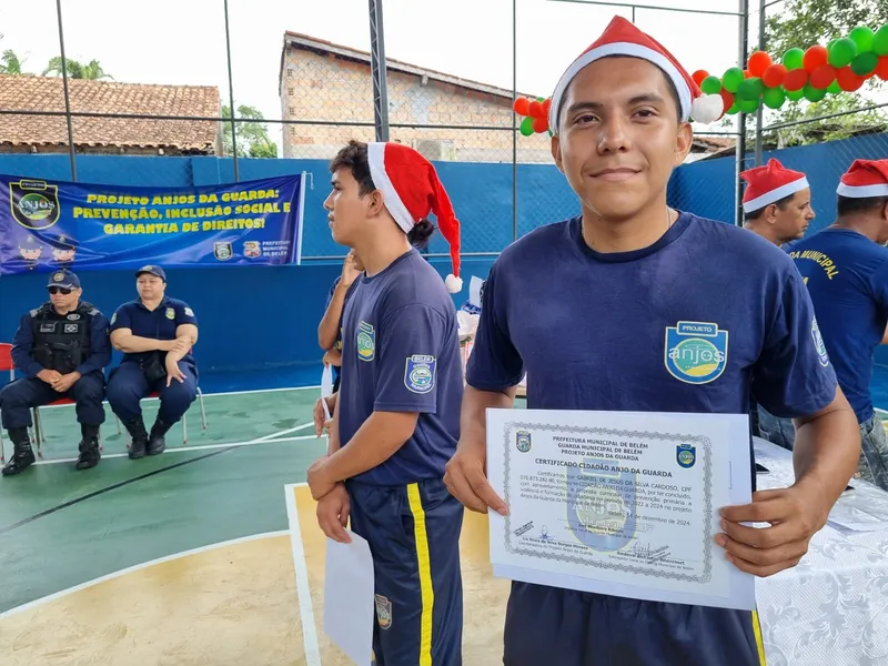 Gabriel de Jesus, 16, recebeu o certificado de cidadão Anjos da Guarda. 