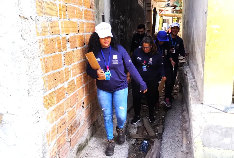Agentes do Promaben visitam famílias a moradores do Miolo do Jurunas, nesta terça-feira, 17, para informar que seus imóveis não serão mais desapropriados pelo município