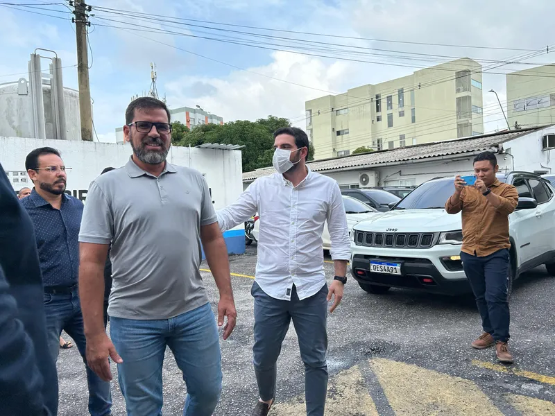 O prefeito Igor Normando e o secretário Rômulo Nina estiveram no PSM Mário Pinotti na tarde desta segunda-feira para verificar o funcionamento do tomógrafo.