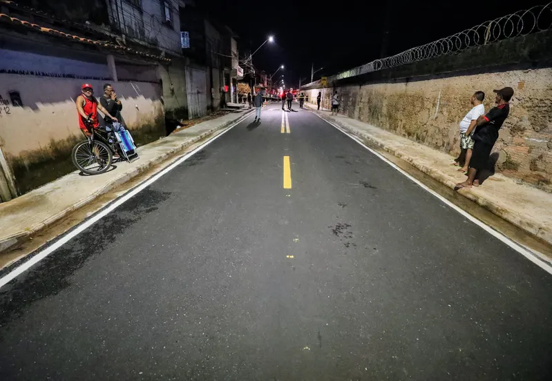 Onde havia lama, agora tem asfalto, calçadas e iluminação em led. <div class='credito_fotos'>Foto: DINEI SOUZA / AG.BELÉM | <a href='/midias/2025/originais/1eb8cc52-3e45-4dfa-9329-399bdf1eb5e3.jpg' download><i class='fa-solid fa-download'></i> Download</a></div>