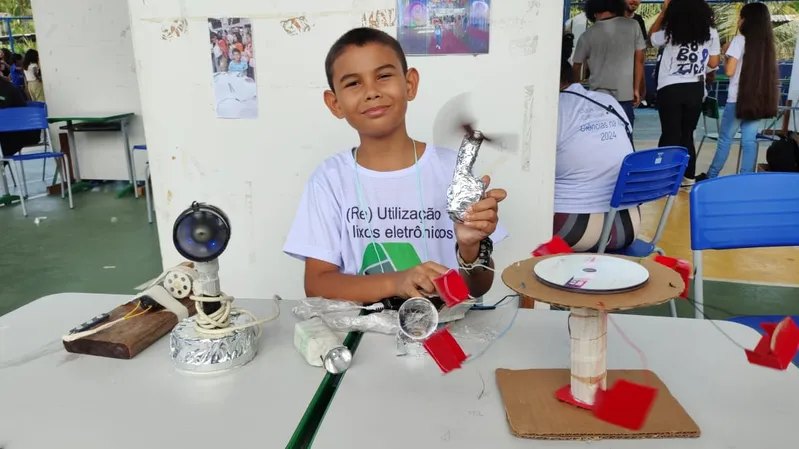 Alain Kaleo, estudante da Escola Municipal Remígio Fernandez, em Mosqueiro, usa sucata  para construir equipamentos