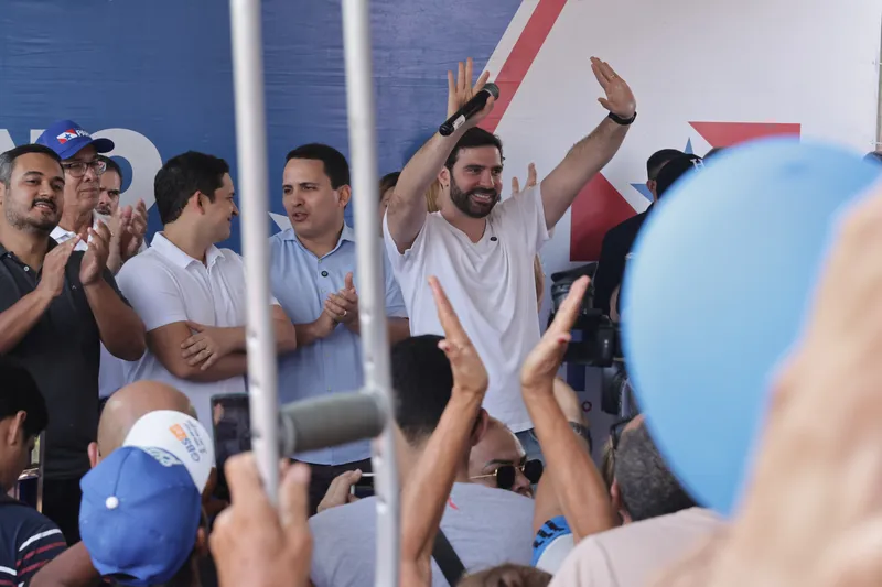 Prefeito Igor Normando é saudado pela população de Outeiro.