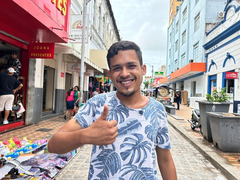 Gabriel da Silva mora na Cabanagem e trabalha todos os dias com vendas de brinquedos e óculos também na Santo Antônio. Para ele, com a reforma, o lugar está bom e aumentou o fluxo nas vendas