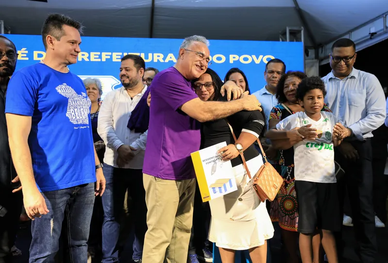 Zilma Tavares, moradora que recebeu a chave do AP das mãos do Prefeito. <div class='credito_fotos'>Foto: DINEI SOUZA / AG.BELÉM | <a href='/midias/2025/originais/250ce4af-cc27-464f-9b34-c12ac95e497c.jpg' download><i class='fa-solid fa-download'></i> Download</a></div>