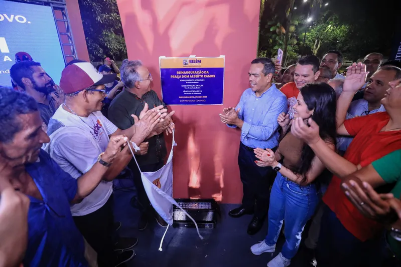 Prefeito descerra a placa e inaugura a praça Dom Alberto Ramos. <div class='credito_fotos'>Foto: DINEI SOUZA / AG.BELÉM | <a href='/midias/2025/originais/258bd29f-474d-4153-98fa-c61bdc747eb5.jpg' download><i class='fa-solid fa-download'></i> Download</a></div>