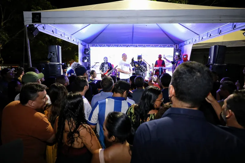 Apresentação da banda Vingadores do Brega <div class='credito_fotos'>Foto: DINEI SOUZA / AG.BELÉM | <a href='/midias/2025/originais/270a3162-5973-4fa7-b7a0-030a03cb5c1c.jpg' download><i class='fa-solid fa-download'></i> Download</a></div>