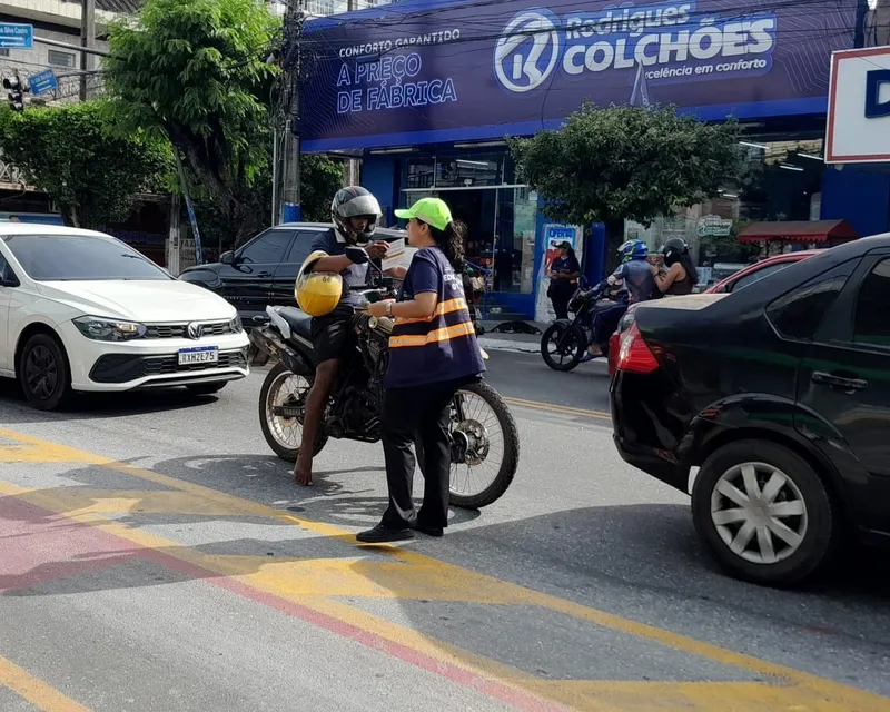 Na ação, os motociclistas receberam orientação sobre os riscos do uso indevido da ciclofaixa