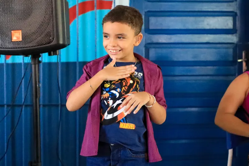 A iniciativa mudou totalmente a vida do pequeno José Francisco Bernaldino da Pureza, de 6 anos, aluno surdo, que sinalizou a felicidade de estar na escola . 