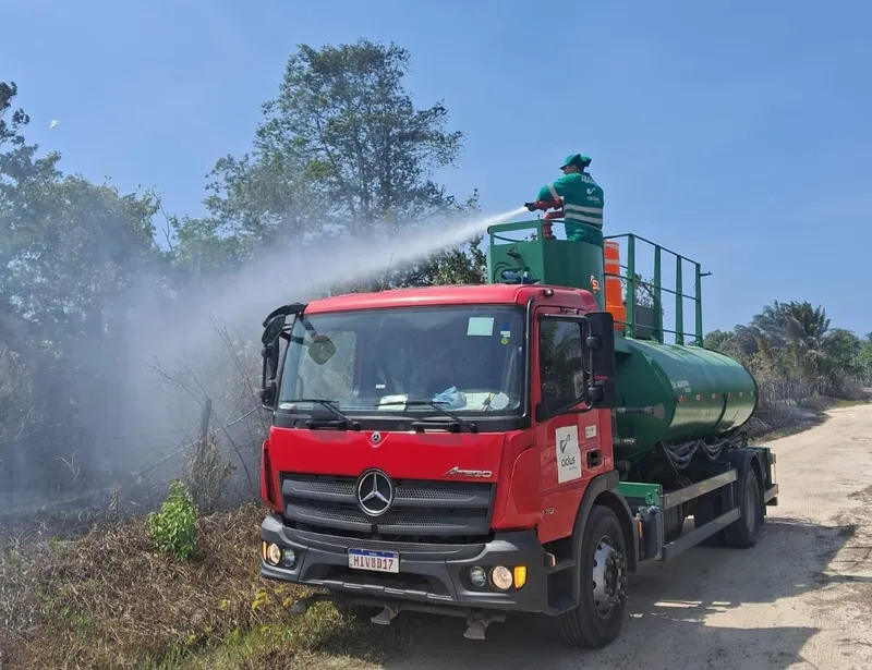 O trabalho de combate aos focos de incêndio continuam sendo realizaliados de forma permanente com o apoio de maquinários e pessoal da Prefeitura.  