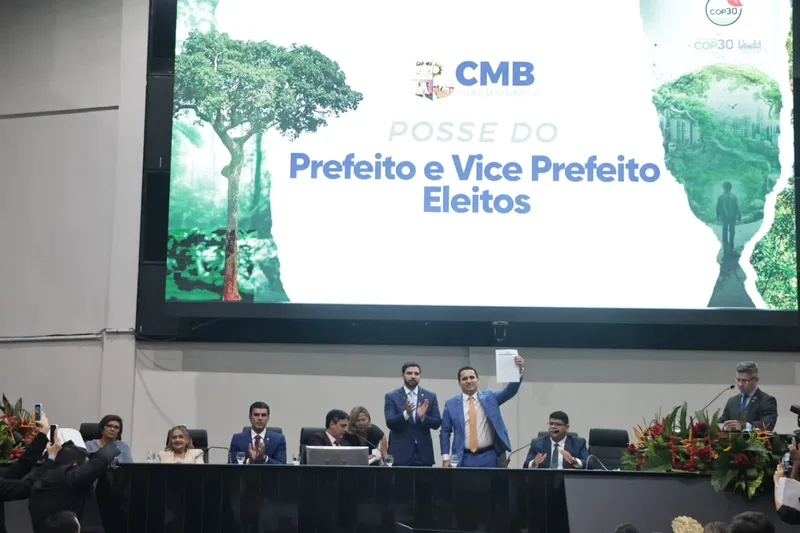 A cerimônia de posse ocorreu na Assembleia Legislativa do Pará, já que o prédio da Câmara Municipal de Belém está em reforma.
