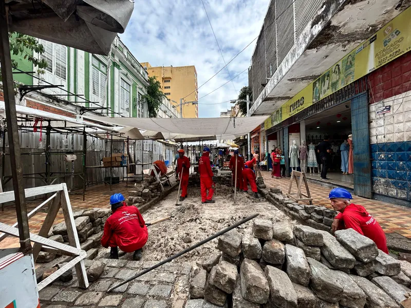 As obras envolvem a revitalização das vias, troca de pisos, colocação de meio-fio, organização da fiação elétrica. O logradouro também será aparelhado com bancos, floreiras e lixeiras 