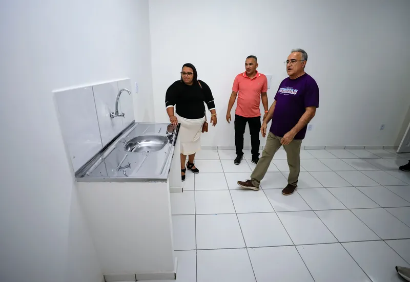 Prefeito visita o AP da moradora Zilma Tavares. <div class='credito_fotos'>Foto: DINEI SOUZA / AG.BELÉM | <a href='/midias/2025/originais/2fcf22d6-014a-44c8-a610-112269384c06.jpg' download><i class='fa-solid fa-download'></i> Download</a></div>