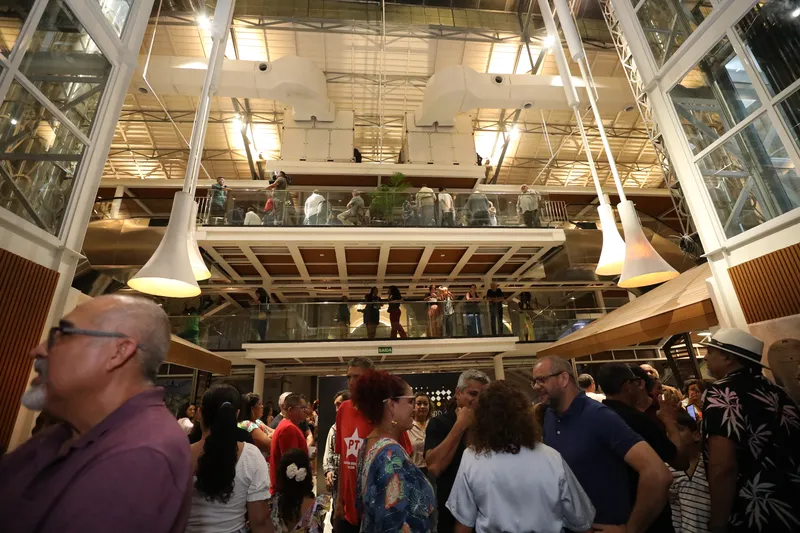 Centenas de pessoas foram prestigiar a reabertura do Mercado de São Brás à população, nesta quarta-feira, 18