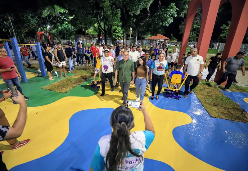 Prefeito visita a praça Dom Alberto Ramos, após reforma e instalação de novos equipamentos. <div class='credito_fotos'>Foto: DINEI SOUZA / AG.BELÉM | <a href='/midias/2025/originais/31287a36-be12-4a90-b688-d1ed19906107.jpg' download><i class='fa-solid fa-download'></i> Download</a></div>