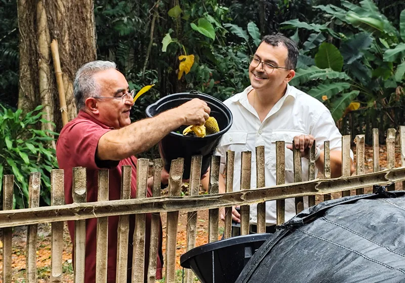 Prefeito Edmilson Rodrigues experimenta o processo de transformação de resíduos em energia sustentável, colocando casca de jaca no biodigestor da Escola Bosque