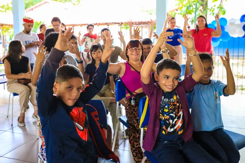 Os mais de cem alunos surdos da Rede Municipal de Ensino ganharam, na manhã desta quinta-feira, 7, o primeiro Pólo Bilíngue Libras-Portugues. 