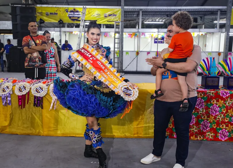 Nayara Matoso, 22 anos, ficou em segundo lugar no concurso de Miss Caipira e recebeu a faixa do vereador Allan Pombo. <div class='credito_fotos'>Foto: Joyce Ferreira/Agência Belém/Comus   |   <a href='/midias/2025/originais/33f7eba6-8ac6-4352-a698-80f8c67a8dcc.jpg' download><i class='fa-solid fa-download'></i> Download</a></div>