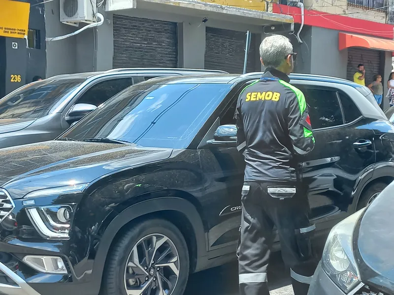 Fiscalização para coibir estacionamento irregular ou em fila dupla para garantir a fluidez nos acessos aos locais de prova.