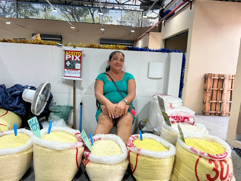 Feirante Suzana Gaia trabalha na feira da Farinha, dentro do Mercado do Guamá