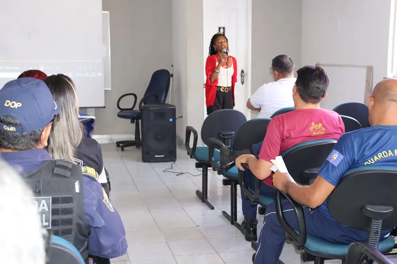A educadora social Wellingta Macedo teve como base o curta brasileiro "Xadrez das Cores", para tratar sobre a luta da comunidade negra, como o racismo, com os guardas municipais de Belém