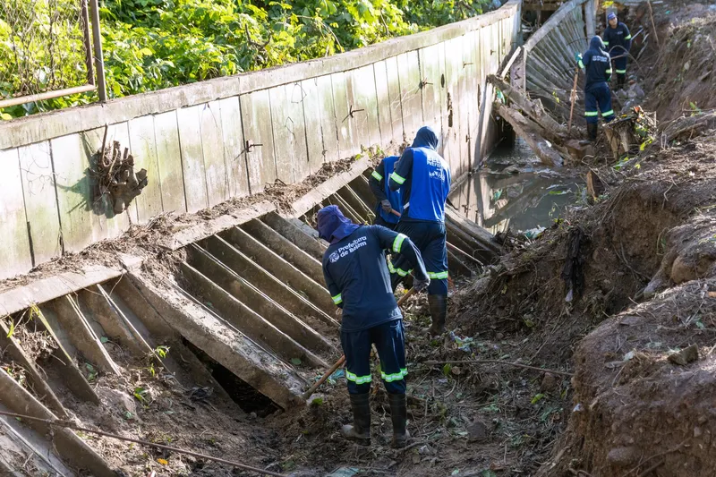 Prefeitura realiza desobstrução do Canal da Pirajá <div class='credito_fotos'>Foto: Felipe de Souza   |   <a href='/midias/2025/originais/35aa2c77-b4a3-44f8-9708-7e3551769747.jpg' download><i class='fa-solid fa-download'></i> Download</a></div>