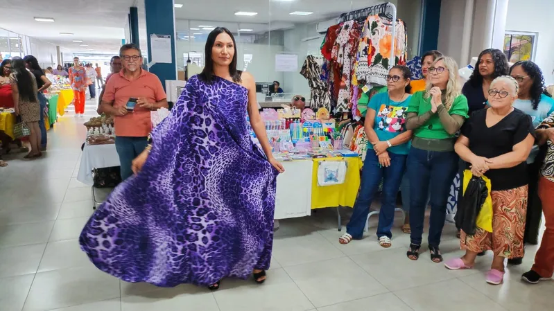 O público da feira foi surpreendido pelo desfile de moda organizado pelos alunos da faculdade Estácio 