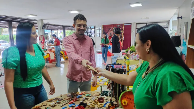 Ramon Rodrigues aproveitou a oportunidade da feira pra presentear a amiga de trabalho.
