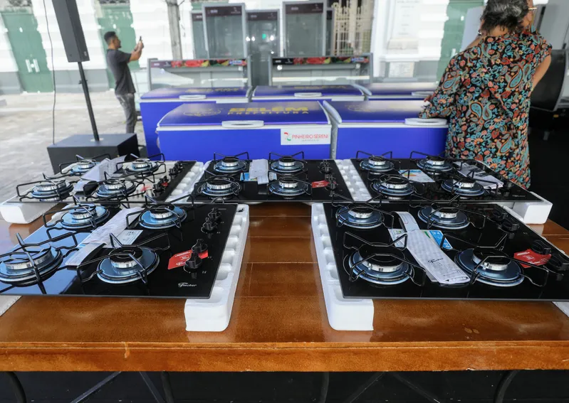 Permissionários do Mercado de São Brás recebem novos equipamentos <div class='credito_fotos'>Foto: DINEI SOUZA / AG.BELÉM | <a href='/midias/2025/originais/3ba9c998-69fb-4720-8ce0-46603c80fdab.jpg' download><i class='fa-solid fa-download'></i> Download</a></div>