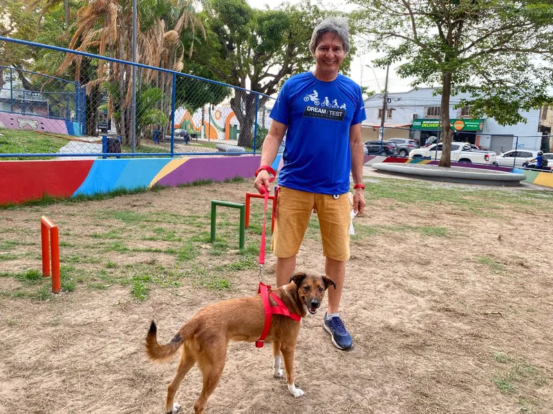 O servidor público Jânio Trindade e a cachorra Laika em momento de descontração na praça Eneida de Moraes, no Umarizal.  <div class='credito_fotos'>Foto: Marcelle Andrade/Ascom Seurb   |   <a href='/midias/2025/originais/3c9ed0c5-38c9-423a-a581-3ce2c50af0aa.jpg' download><i class='fa-solid fa-download'></i> Download</a></div>