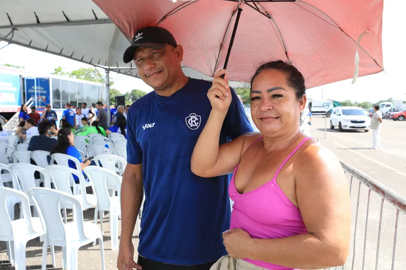 Roselene Batista, 51, dona de casa, mora ha 13 anos, e estava acompanhada do esposo Cassio Vasconcelos, 50 anos. O casal reside no da bairro Brasília
• Raimundo Lázaro, 72, ambulante, trabalha ha mais de 10 anos mora. Mora no fidelis. <div class='credito_fotos'>Foto: | <a href='/midias/2025/originais/3e6515c0-5a5c-4456-a35f-f8bc09d38cc4.jpg' download><i class='fa-solid fa-download'></i> Download</a></div>