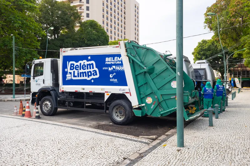 Belém Limpa - Mutirão de limpeza chega a 22 praças da cidade <div class='credito_fotos'>Foto: Foto Kamila Canhedo   |   <a href='/midias/2025/originais/3f27c9cd-de4d-4772-8980-221bfc6cc36f.jpg' download><i class='fa-solid fa-download'></i> Download</a></div>