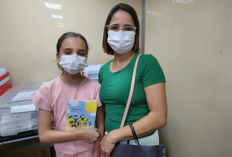 Samarina Frangoso, administradora de 42 anos, aproveitou a folga do trabalho para levar sua filha Júlia, de 10 anos, à praça. <div class='credito_fotos'>Foto: Ascom Sesma | <a href='/midias/2025/originais/3fba91c1-0f99-4f56-9728-f01b6eeb69ae.jpg' download><i class='fa-solid fa-download'></i> Download</a></div>