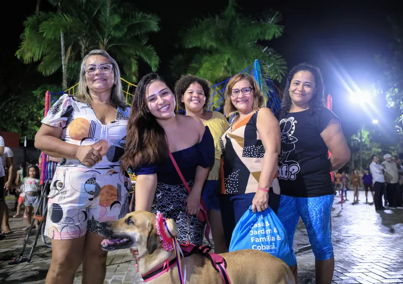 Camila Nascimento e familiares aproveitam a inauguração da praça. <div class='credito_fotos'>Foto: DINEI SOUZA / AG.BELÉM | <a href='/midias/2025/originais/409c49a2-37bb-4d9b-8832-f0e93ee87df9.jpg' download><i class='fa-solid fa-download'></i> Download</a></div>