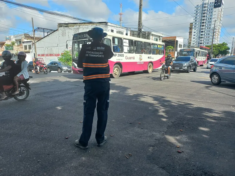 Equipe do transporte se posicionou no cruzamento da travessa Castelo Branco com a rua dos Caripunas,  interditada para o acesso de ônibus.