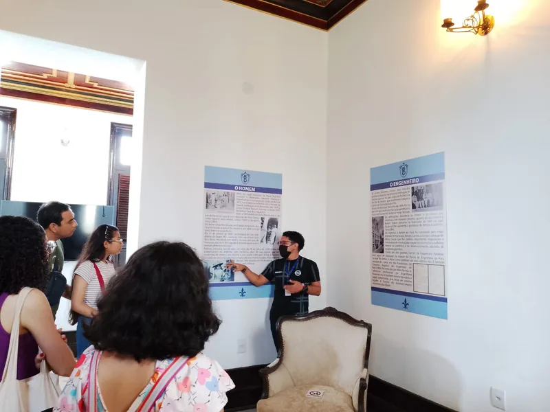 Lucas Gavinho é responsável por contar a história do palacete Bolonha aos visitantes.