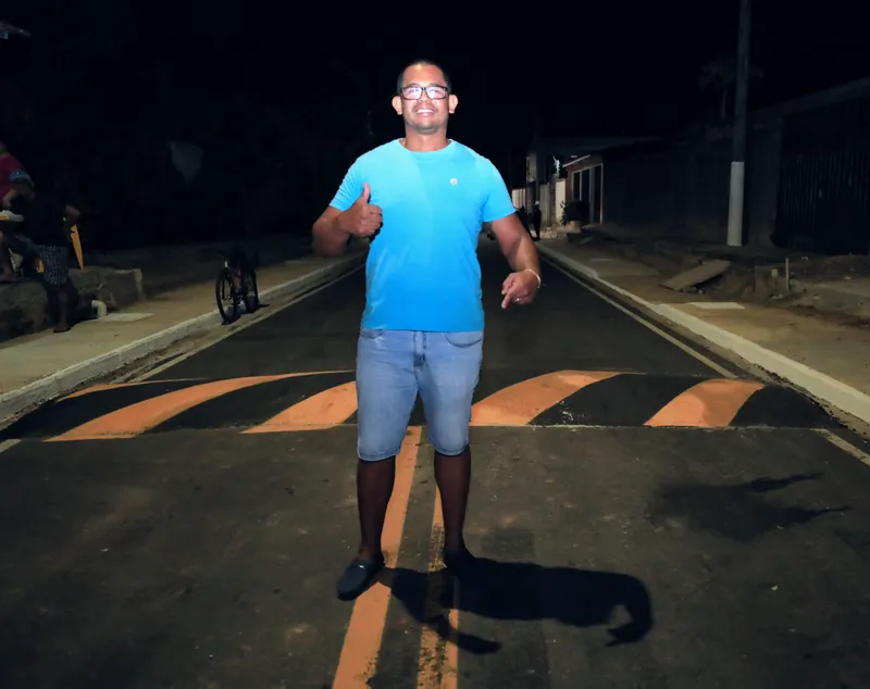 O morador Alexandre Martins conta que a comunidade vivia na lama há décadas, sem condições de tráfego, principalmente nos dias de chuva.