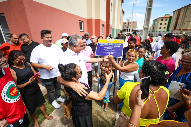 Famílias agradecem a realização do sonho da casa própria após anos de espera, recebendo as chaves do novo lar com emoção e gratidão.