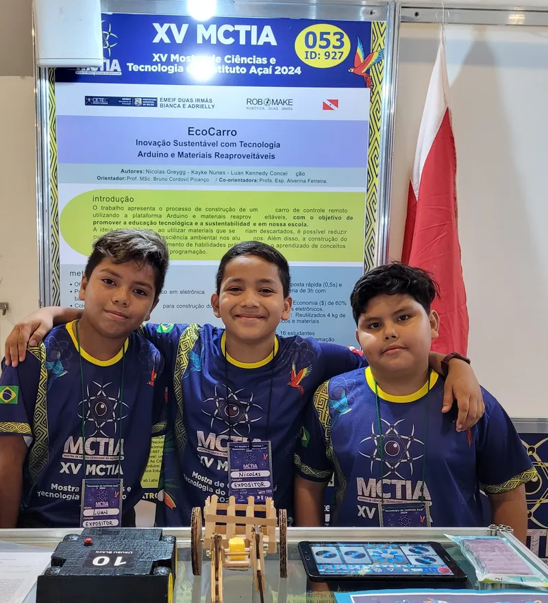 Nícolas, Luan e Kayke, da escola Duas Irmãs: Bianca e Adrielly, na Pratinha. 