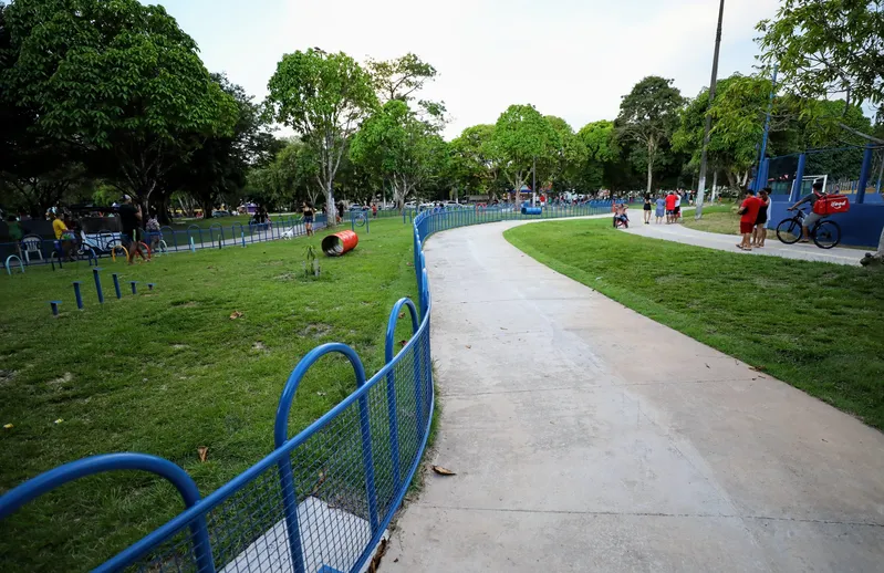 Obra concluída - Reforma e revitalização da praça Dom Mário Villas Boas <div class='credito_fotos'>Foto: DINEI SOUZA / AG.BELÉM | <a href='/midias/2025/originais/49357b44-fa40-4fd9-b89a-16a2e49aef2e.jpg' download><i class='fa-solid fa-download'></i> Download</a></div>