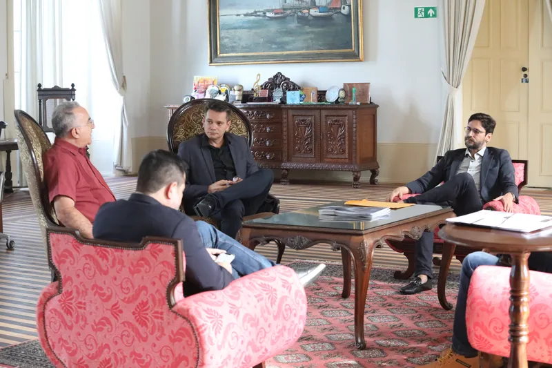 Reunião do prefeito Edmilson Rodrigues com os representantes das construtoras para a assinatura dos contratos de construção de novos cinco residenciais para a população de baixa renda ocorreu nesta terça-feira, 3   